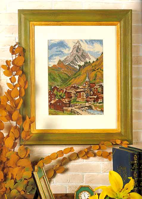 Quadro punto croce di cittadina ai piedi di un monte (1)