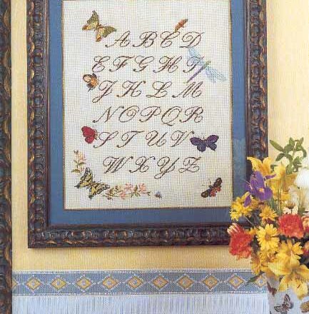 Sampler punto croce con lettere corsive e farfalle (1)